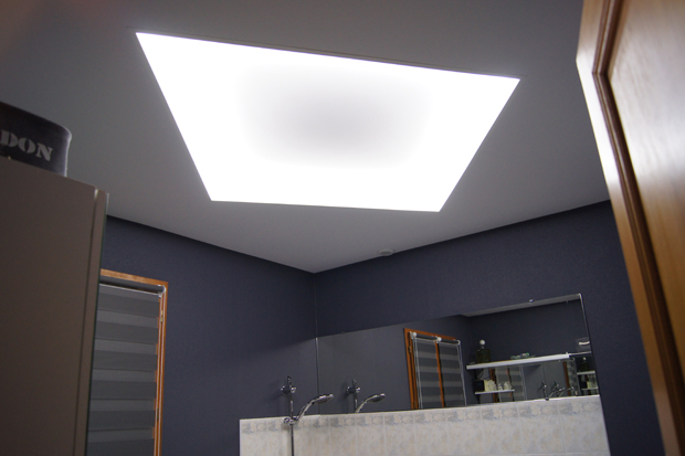 Ruban led éclairage salle de bain moderne avec murs sombres
