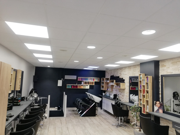 Eclairage principal à led pour salon de coiffure avec dalles 60 x 60 cm en blanc