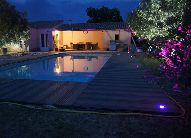 spots led insérés dans le pourtour de piscine