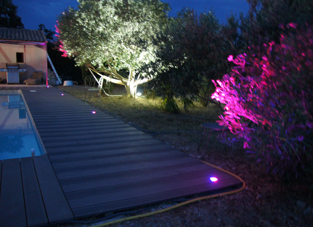 Ambiance led colorées pour piscines avec spots enterrés