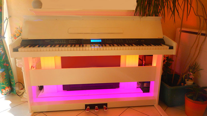 rétroéclairage d'un piano blanc sur 2 couleurs