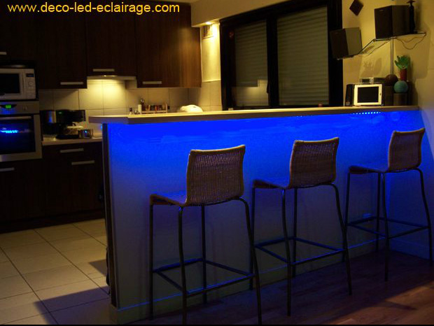 Une Cuisine Avec Un éclairage à Ruban Led Bleu