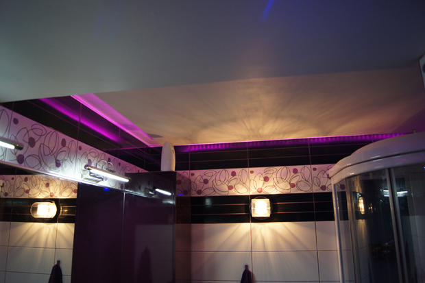 Éclairage de plafond aux toilettes indirect à bande LED